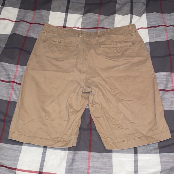 Old Navy Men’s Khaki Shorts - Picture 2 of 3